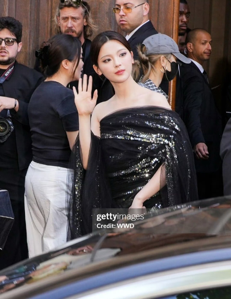 巴黎时装周：辛芷蕾脸圆了，迪丽热巴赫本风惊艳全场