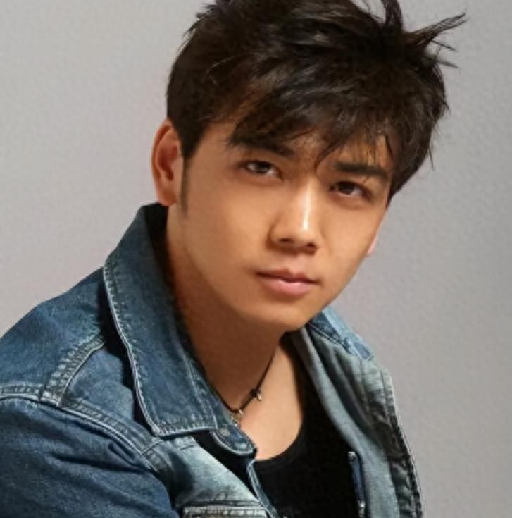 顶流坠落史，违规片酬案，真相埋伏笔。