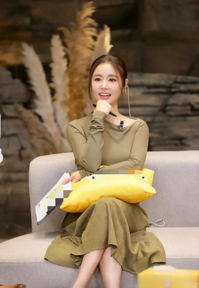 林心如换风格后气质大变！穿斜肩上衣+半身裙，高级又洋气！