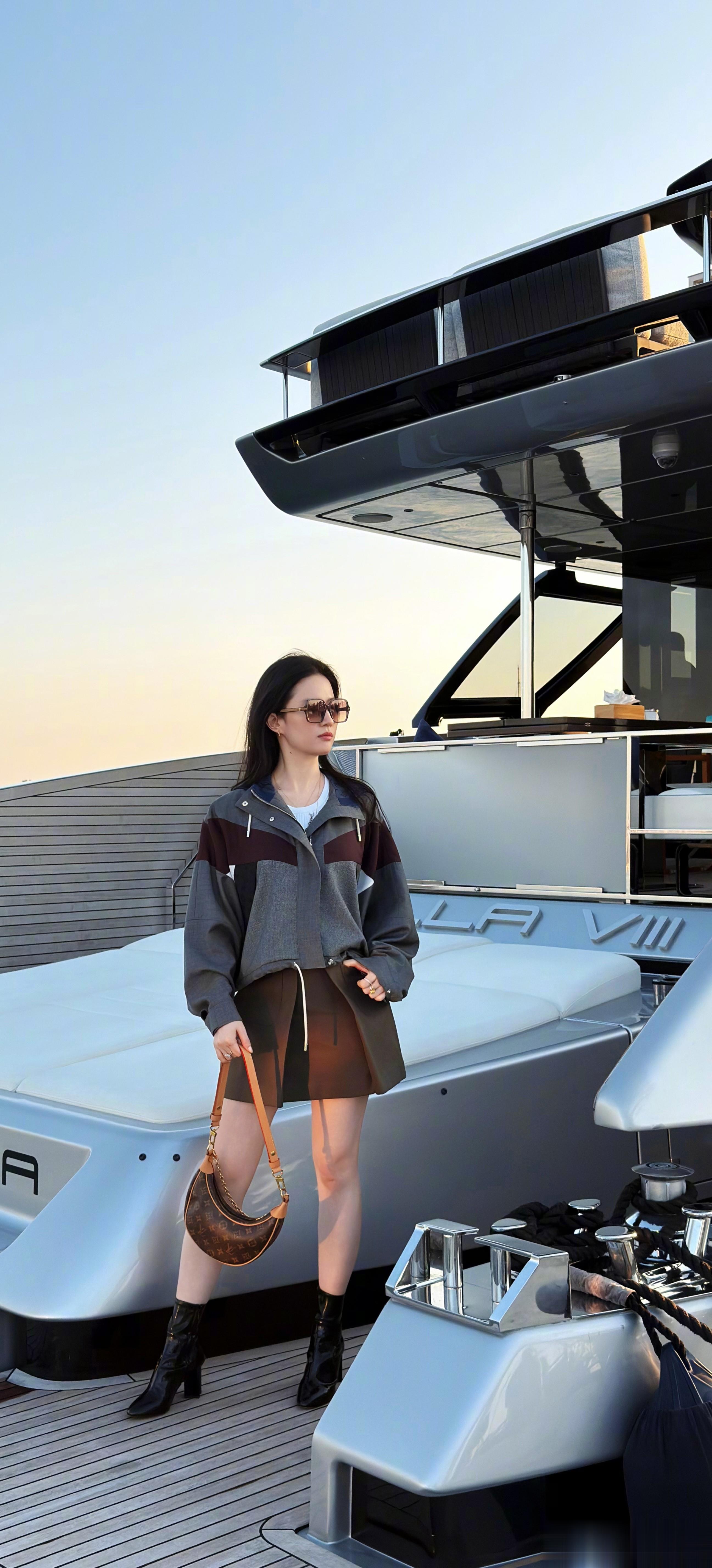 刘亦菲 阿布扎比代言人，海水映照的柔光，成了最相配的画卷。