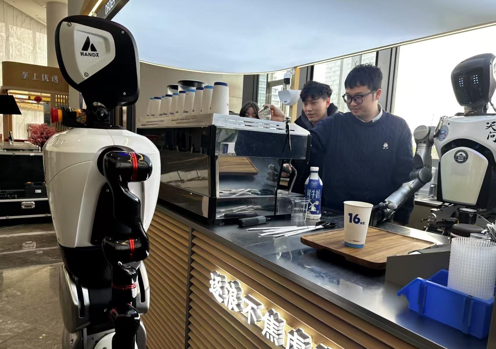 从实验室到街头:机器人在武汉的全新生活方式