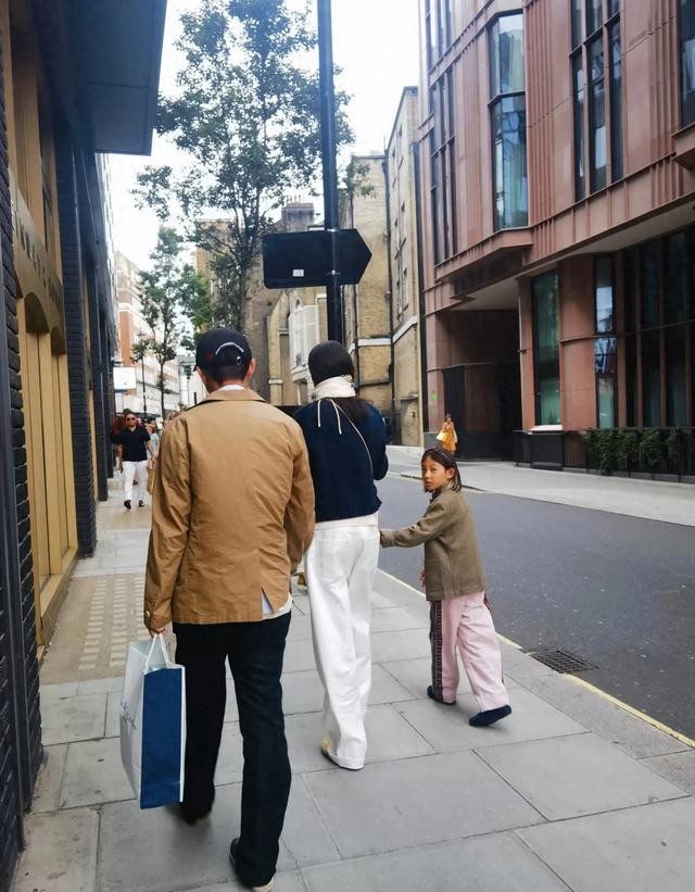 45岁陈冠希出席活动，打扮一言难尽，身上老人味重，看起来很沧桑