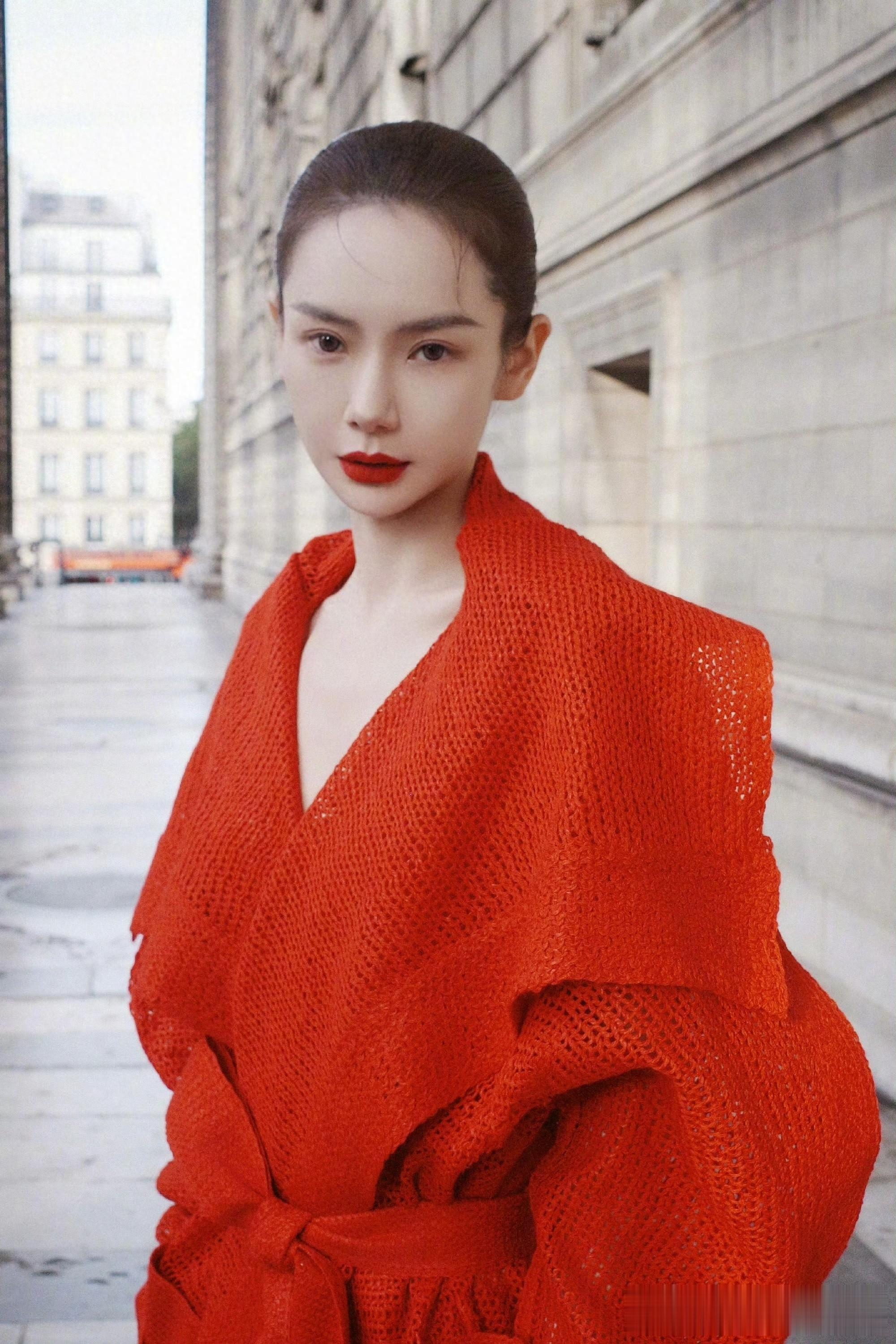 戚薇：红衣曳步，冷艳气场里的法式风情