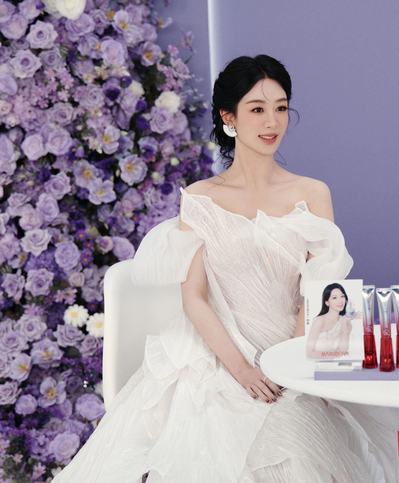 杨紫下山现身了，着白裙盘长发，高贵又大气，有作品就是有底气啊