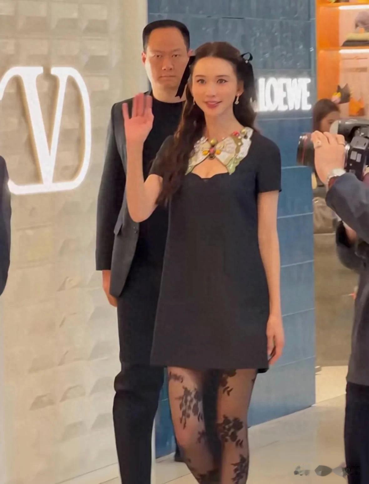 太拼了！51岁林志玲硬穿少女风现身上海，网友直呼：违和感拉满