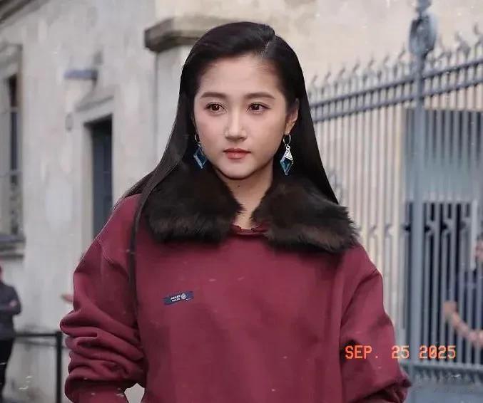 关晓彤米兰造型翻车，发型显老气，外套毛领辣眼，引发网友吐槽！