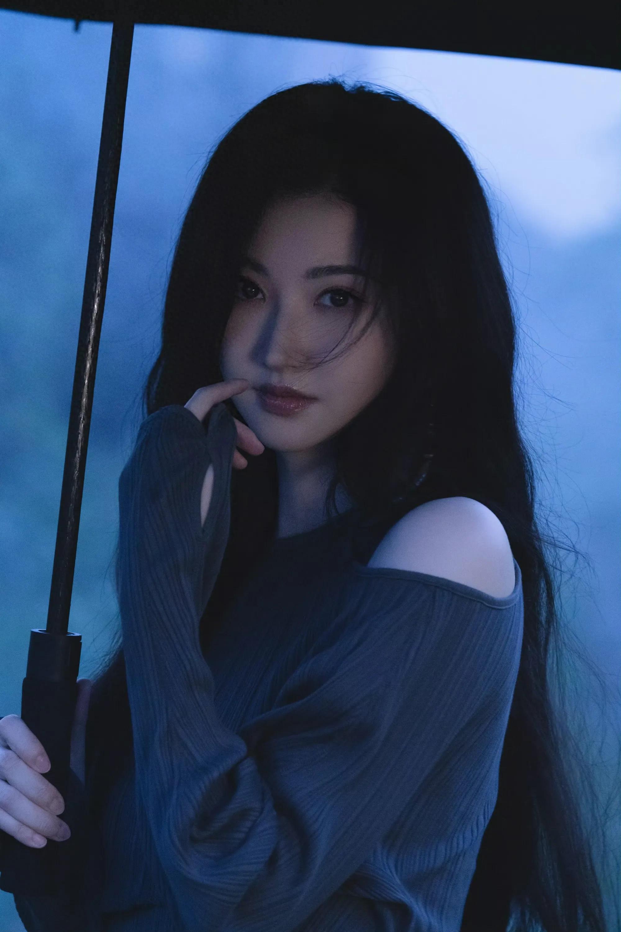 景甜雨中撑伞的样子太美了