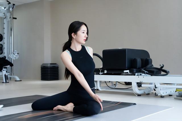 38岁杨幂健身照曝光,身材曲线完美还有肌肉,状态逆生长太绝美了