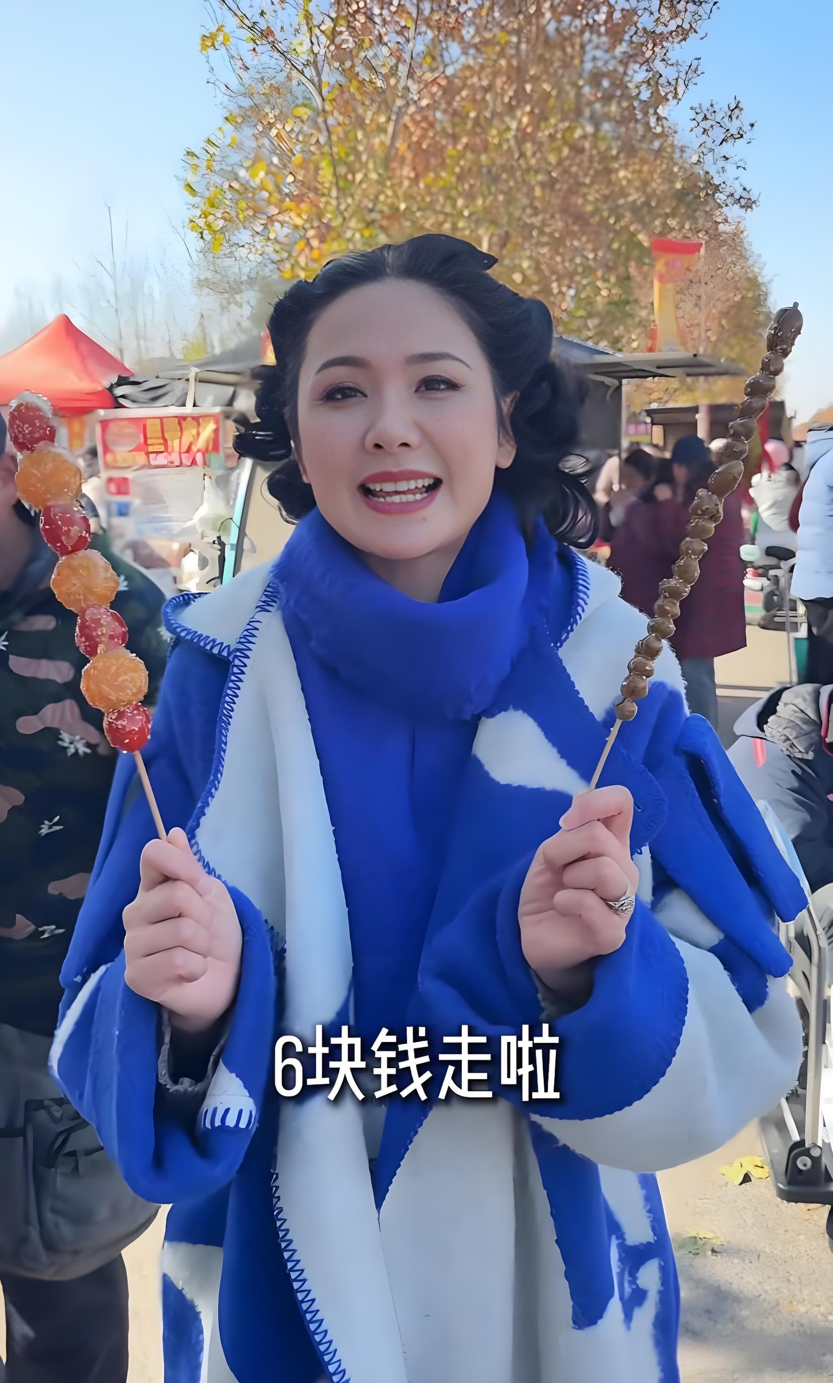 程莉莎赶山东大集，穿3万大衣买3元焦米棍解馋 像没见过世面城巴佬