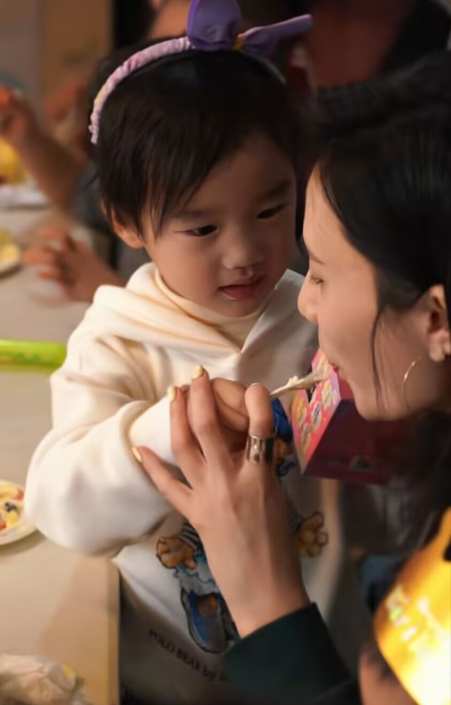 海哈金喜祖孙三代为爱女庆生，3岁夏夏精灵可爱，孝顺喂妈吃蛋糕