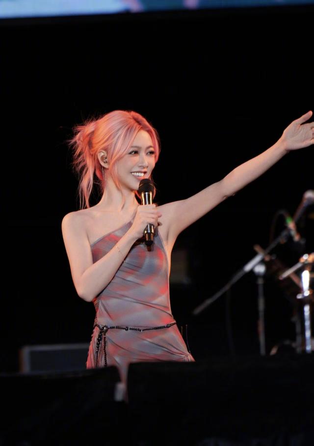 薛凯琪粉发露背裙杀疯舞台，斜肩褶皱格纹裙，腰臀比例碾压镜头