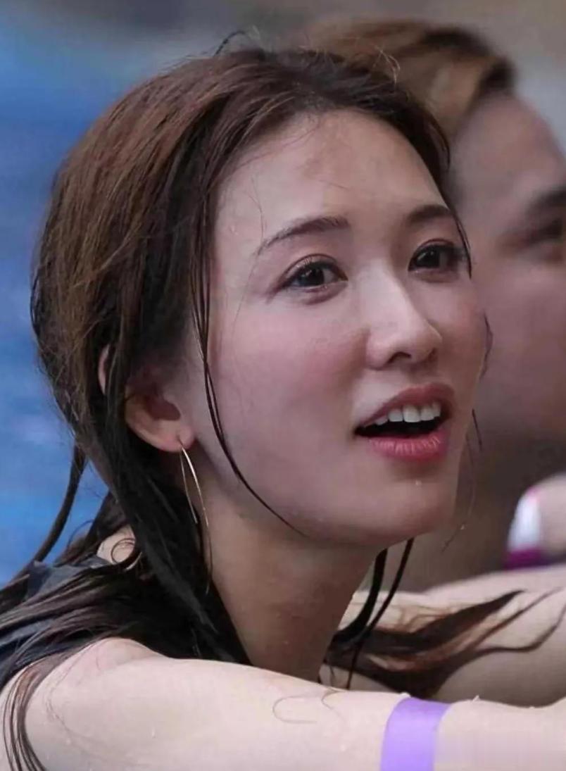 林志玲游泳池生图,这样也是美的,很自然的美!由内而外的美