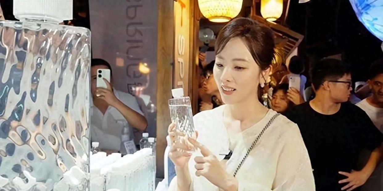 月薪9000的央视女神李思思,为何深夜在直播间卖蜂蜜