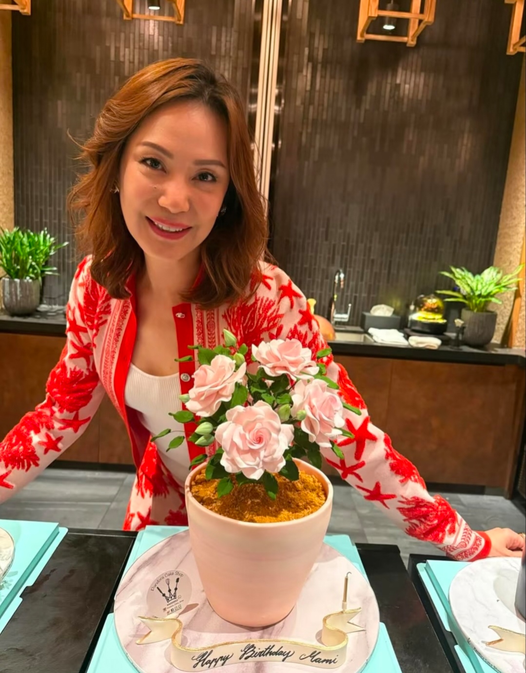 甄子丹岳母68岁生日，女儿汪诗诗汪圆圆同框，豪门女婿蔡加赞出镜