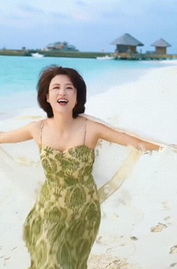 46岁张蕾晒海边度假照！吊带裙造型惊艳，腋下管理太绝了