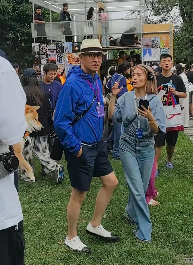 54岁周杰在北京参加戏剧节,打扮英伦范,身材超好,素颜状态一般