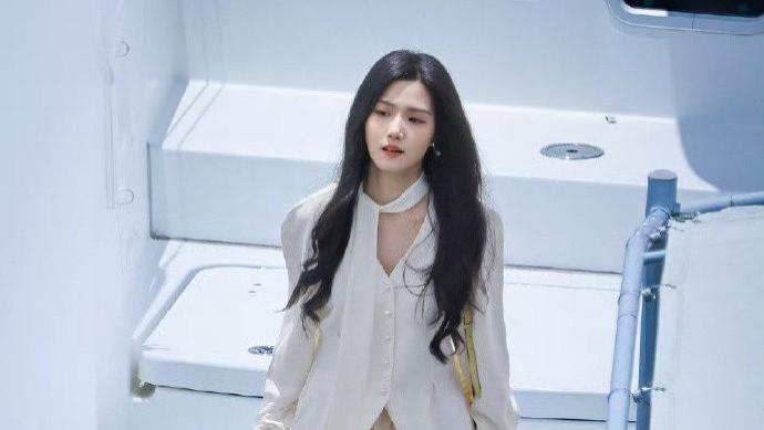 卢昱晓红毯生图“脱胎换骨”，网友：她瘦的好直观