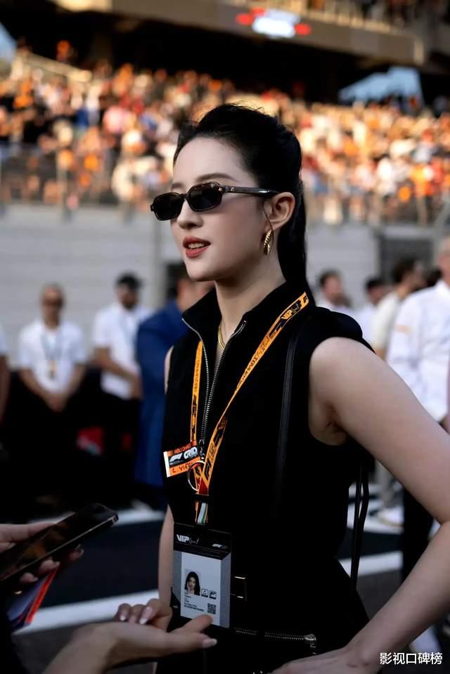 刘亦菲现身阿布扎F1赛车现场，穿一身名牌，妆容精致，颈纹很明显
