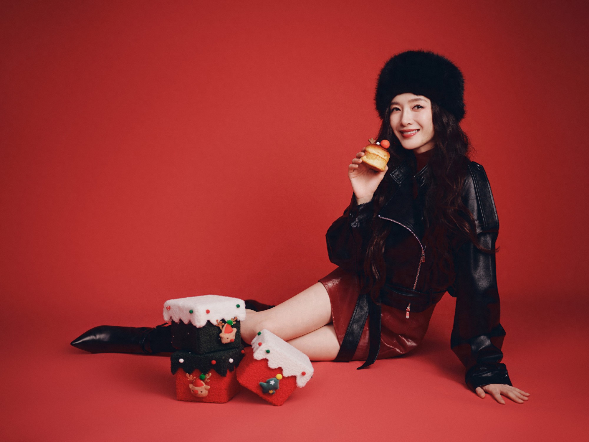 江疏影解锁红系造型，羊毛卷尽显灵动元气，墨镜一戴秒变酷飒范儿