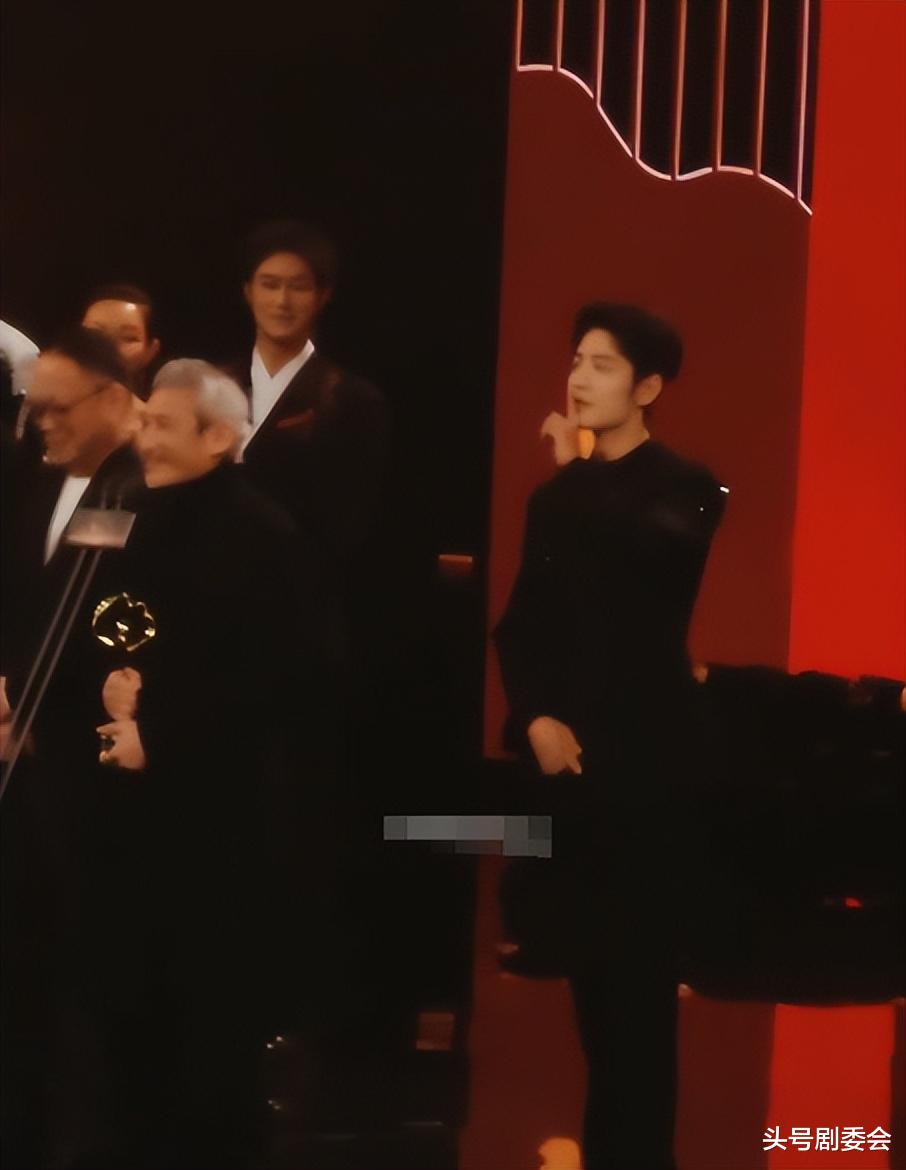 《藏海传》剧组聚餐，黄觉靠边站，白冰脸凹又垮，C位无人敢争