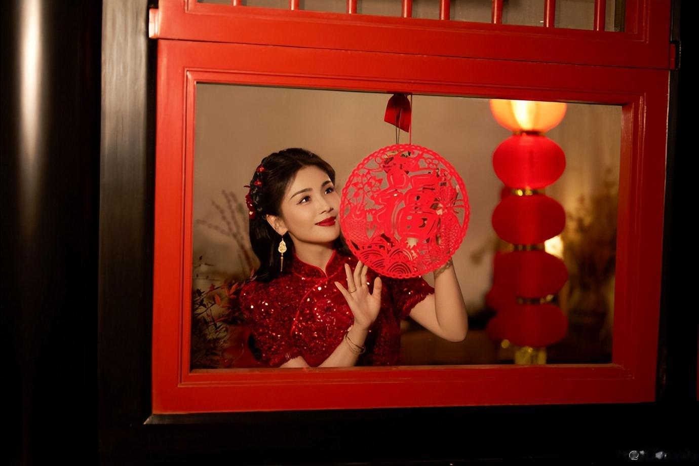 刘涛高开叉旗袍惊艳全网，把东方韵味焊在身上