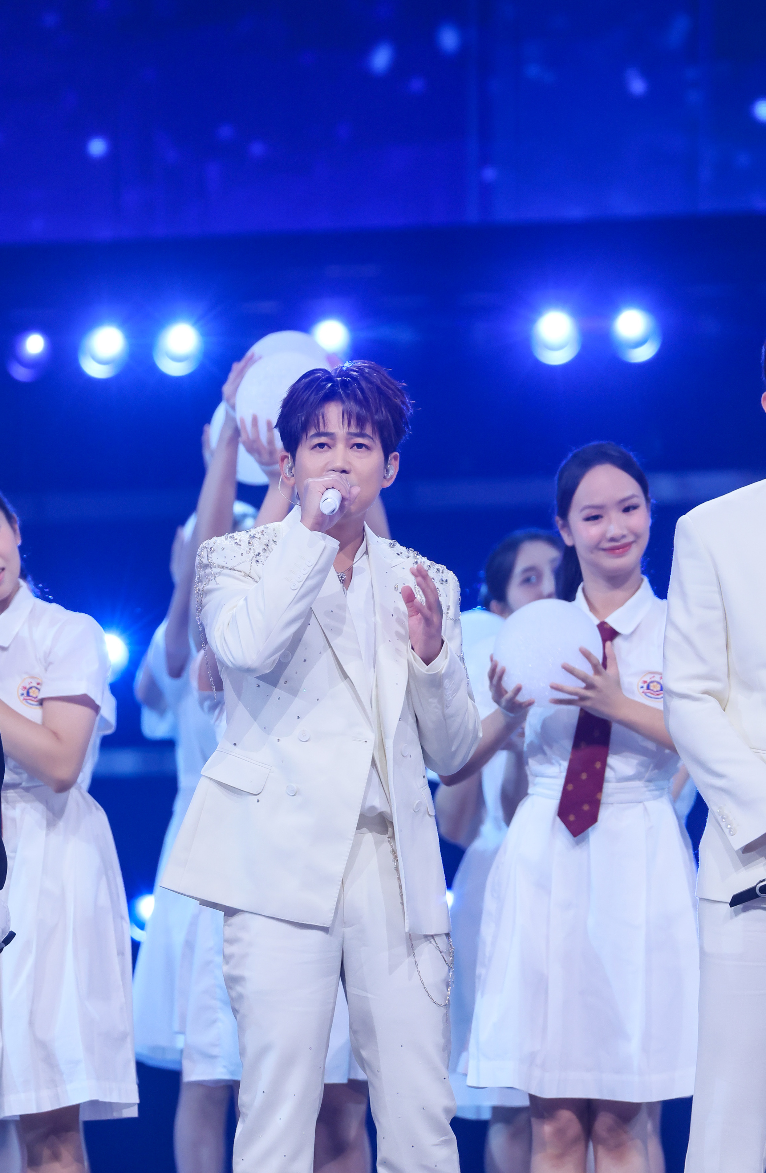 大湾区这一夜，“混子”歌手翻车，几十年职业生涯不敌演员跨界