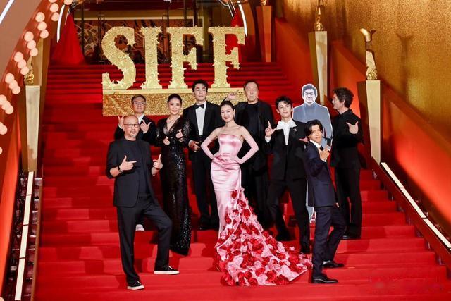 这夜,章子怡短发是一绝,倪妮腰臀比逆天,刘德华王俊凯罕同框