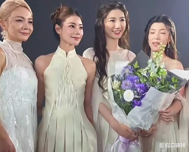 马筱梅参加时装周,穿着礼服很高雅,小腹平平,丝毫未见孕肚迹象