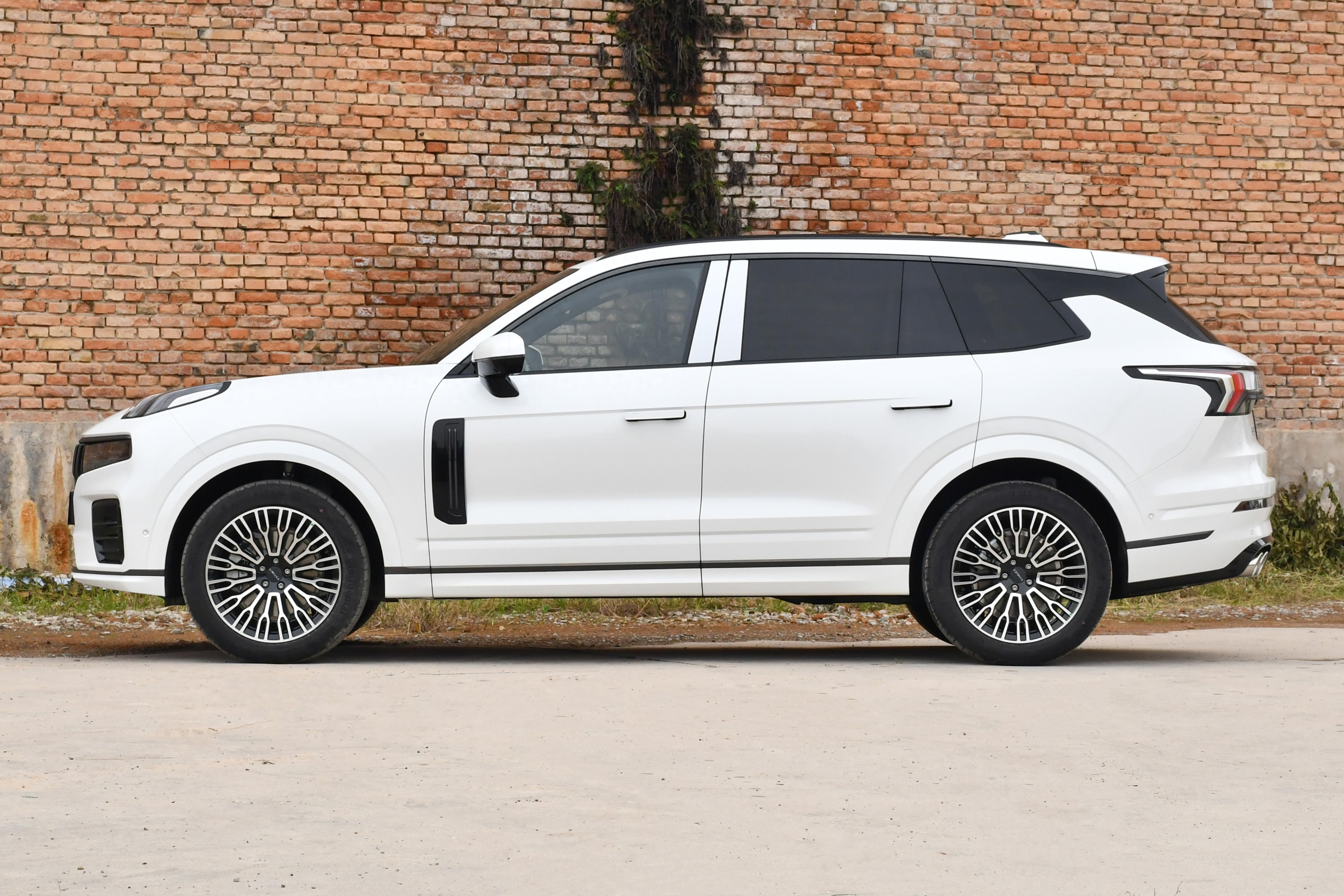 领克09发力！标配四驱+沃尔沃架构底盘+2.0T动力+多重福利加持