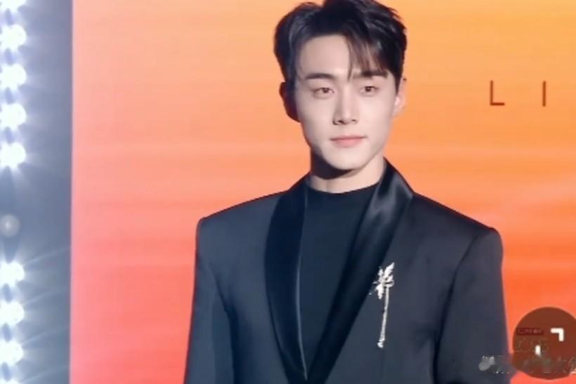 短剧男主走红毯，看看是“见光死”还是天生丽质