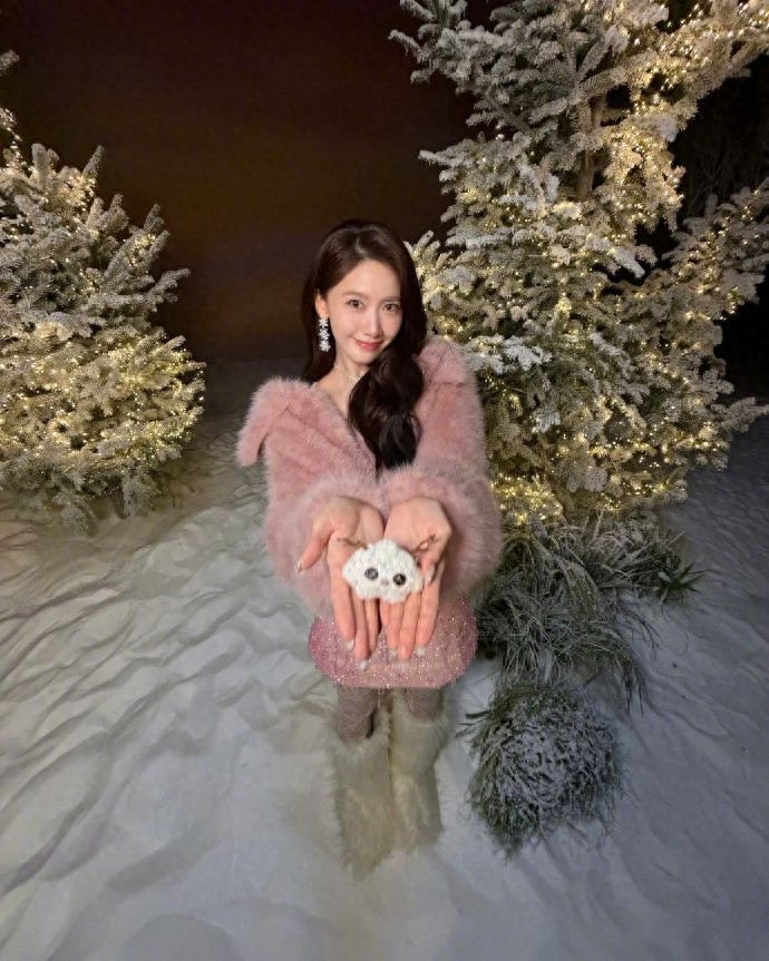 林允儿粉嫩造型来喽