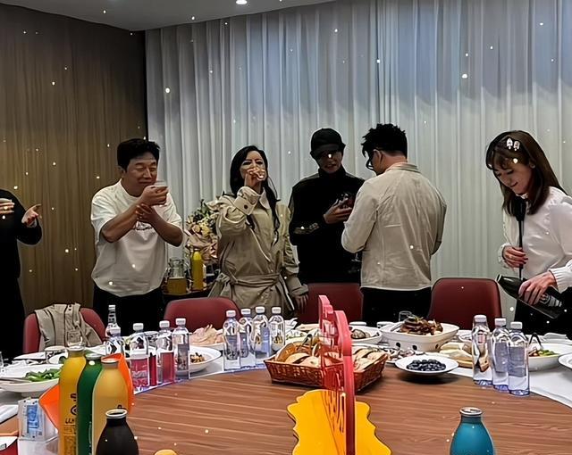 华表奖后众星聚餐！王宝强上才艺，肖央对瓶吹，满桌皆是人情世故