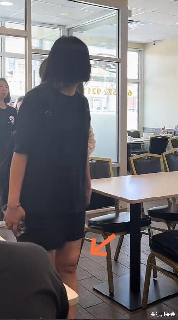 郑伊健夫妻美国吃米线!51岁蒙嘉慧脸垮肉松,双腿粗壮胖到不敢认