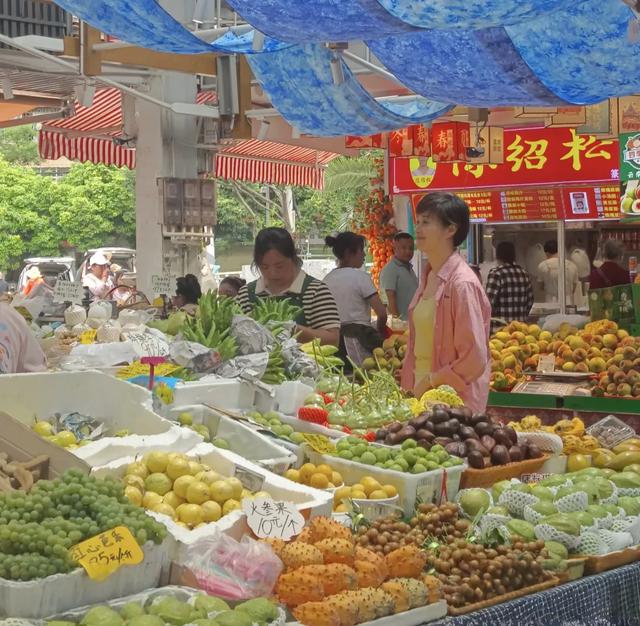 53岁吴越逛云南菜市场，穿衣时尚，皮肤很白，一个人过得潇洒自在