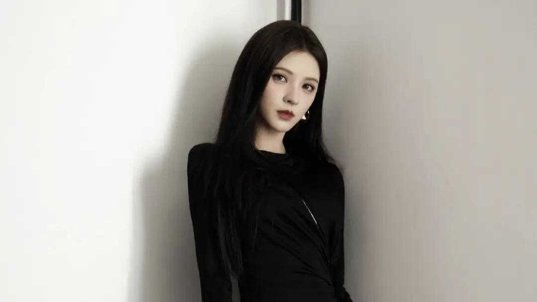 清冷眼神与漫不经心的高贵，张予曦的财阀千金即视感！