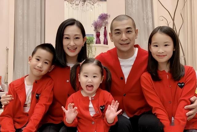 赵文卓一家三口回国！17岁大女儿自己推3箱大行李！比妈妈还高