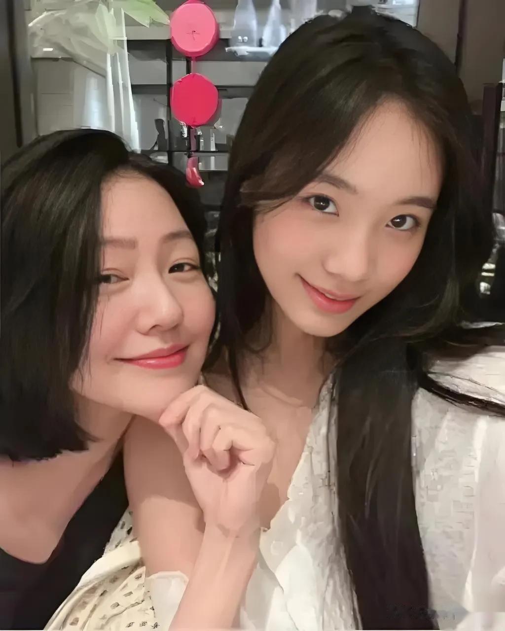 小S二女儿18岁生日晒大片,引人瞩目:和妈妈“宿敌”林志玲好像