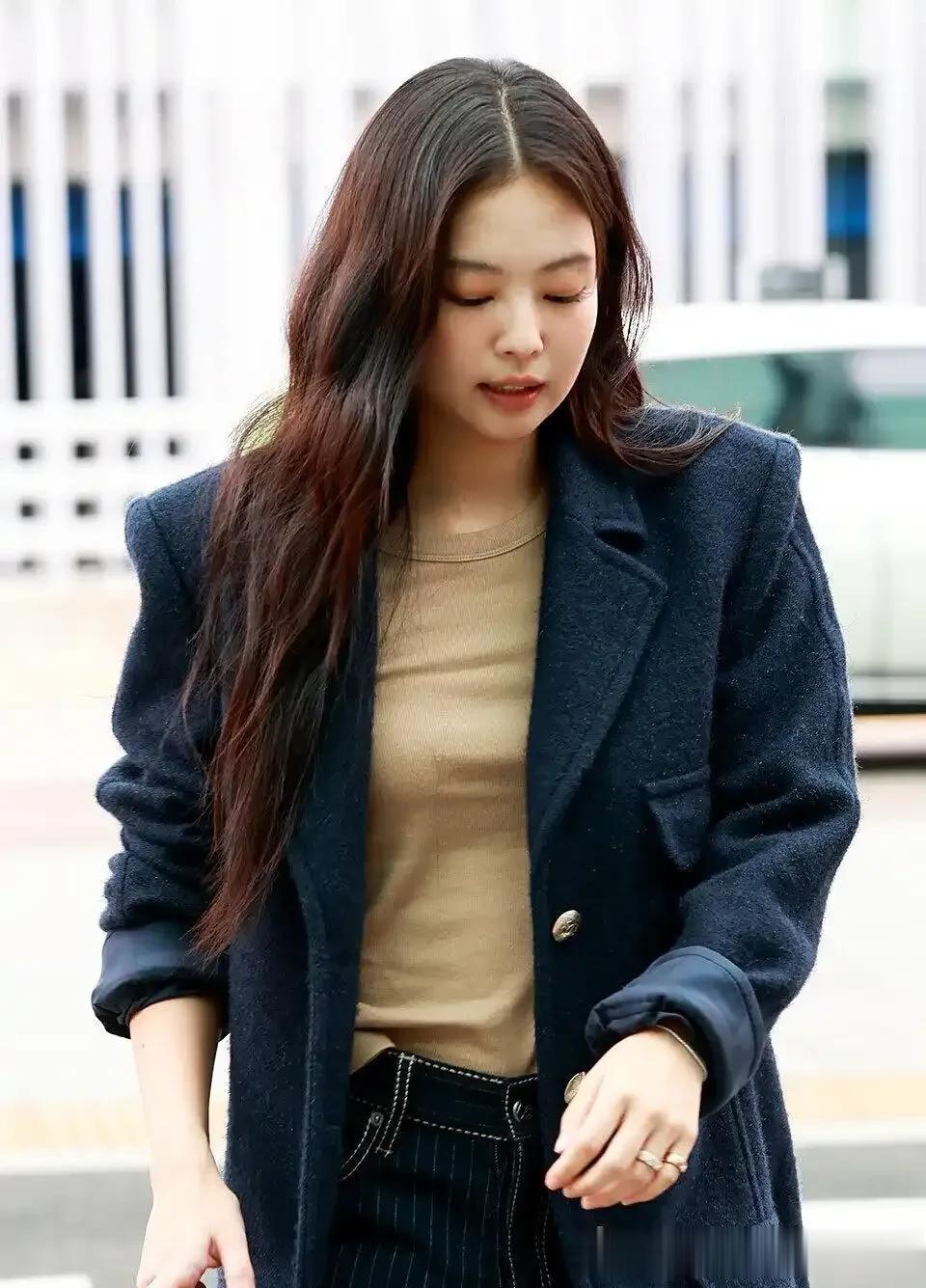 2025秋冬流行蓝色系!继刘诗诗后Jennie一袭蓝色长大衣,美出圈儿