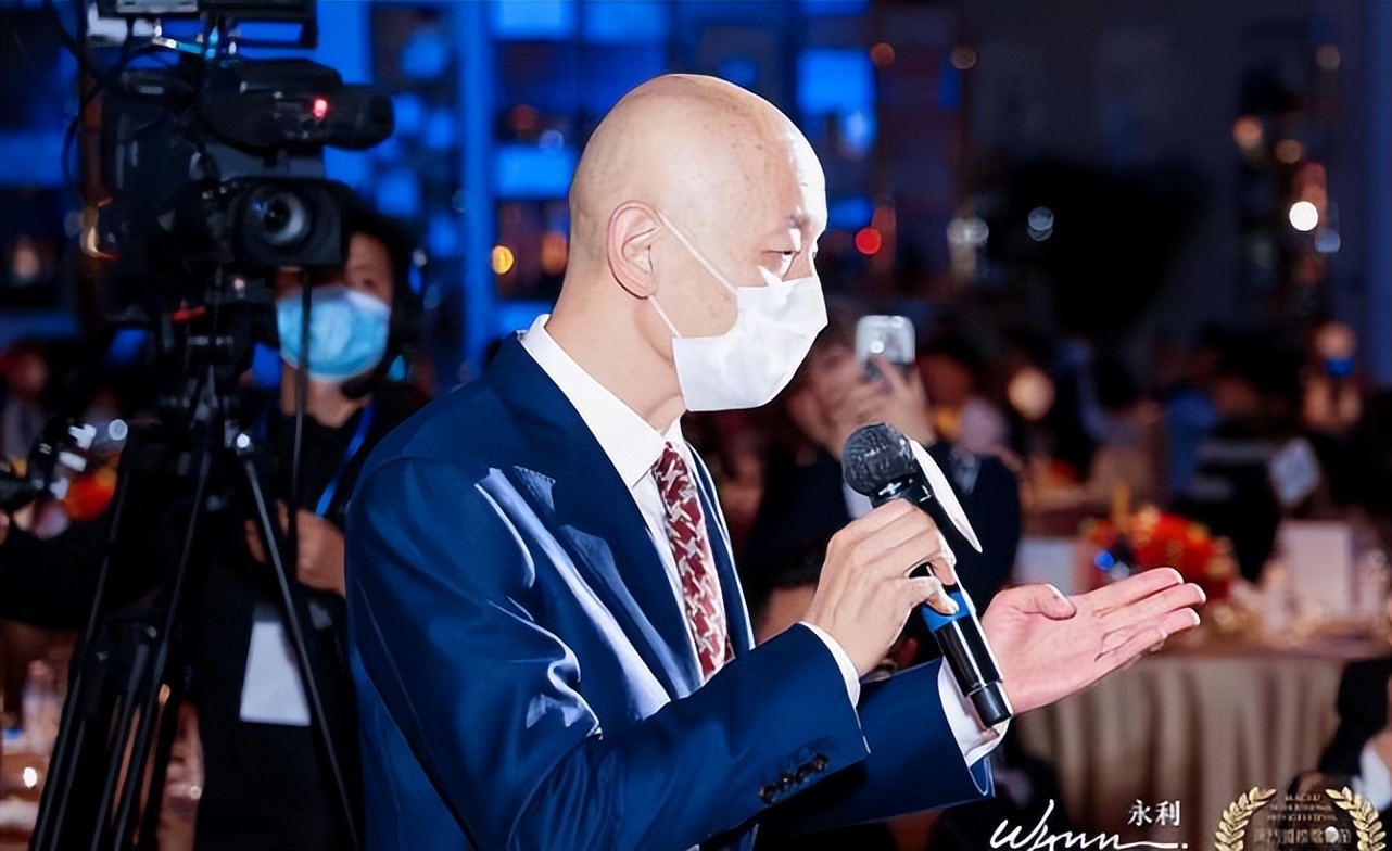 葛优携儿子外出吃饭，小61岁儿子全身照曝光，父子同框温情满满