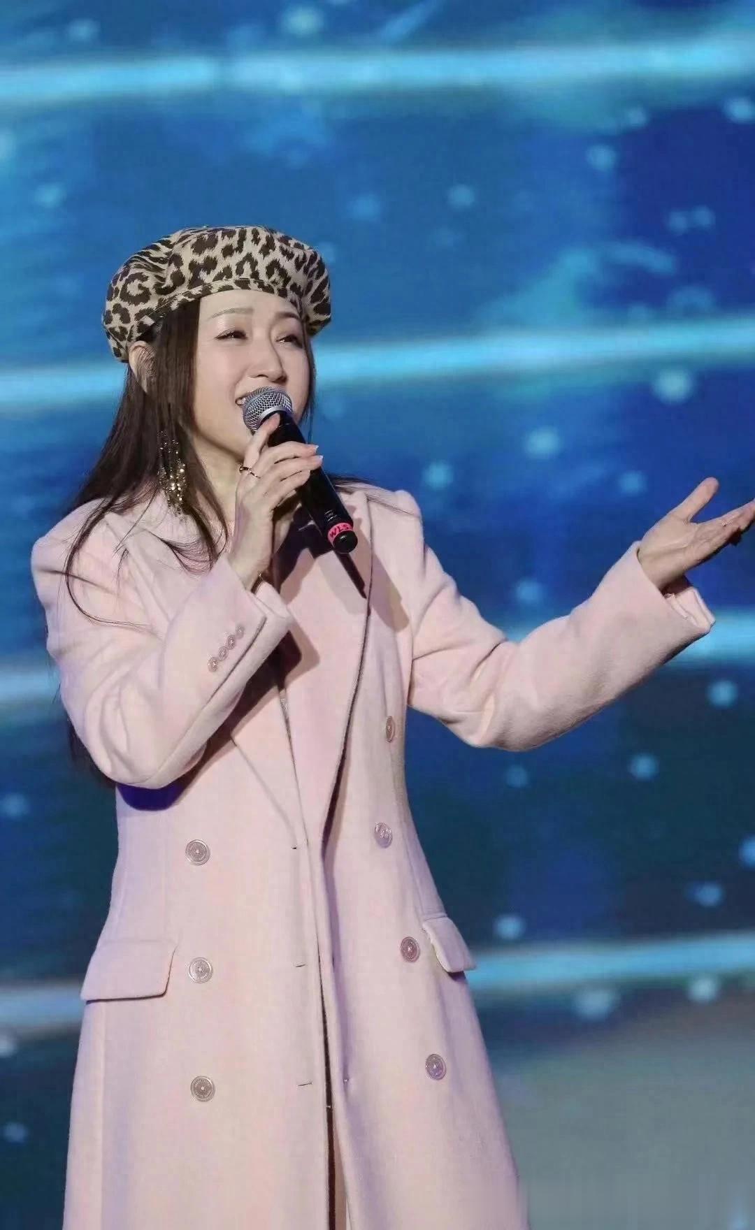 杨钰莹一点也不服老！粉色大衣+豹纹贝雷帽+短靴，时髦又减龄！