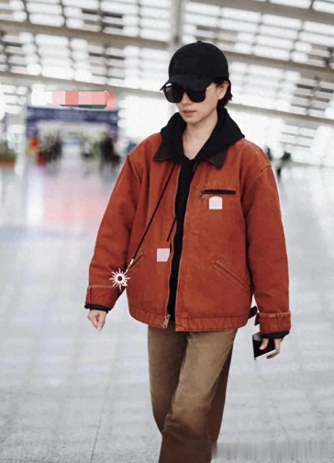 万茜机场私服真时髦！短外套+连帽卫衣+阔腿裤，洋气又高级！