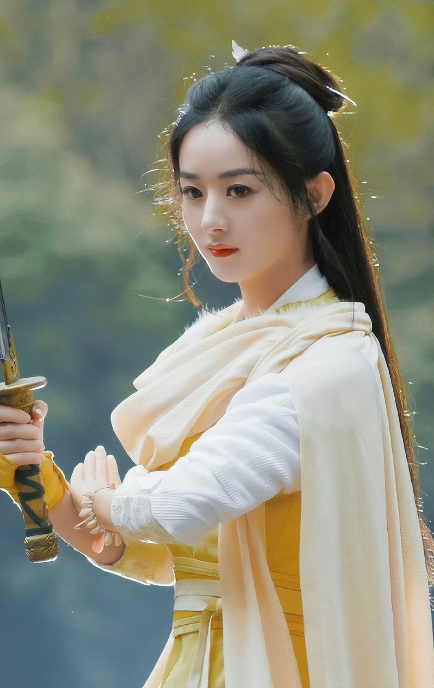 官媒公开发文，38岁赵丽颖一反常态，才懂冯绍峰那番话的含金量