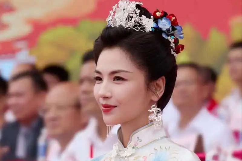 外表是仙女，私下里却是“老酒鬼”的5位女明星，闫妮出人意料