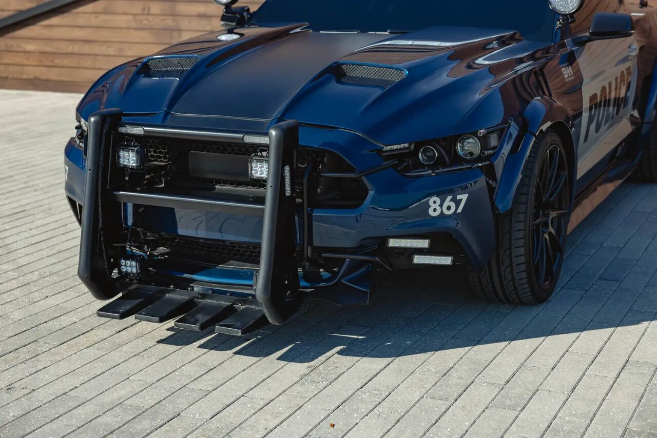 从银幕反派到收藏圣物，电影《变形金刚》里的福特野马霸天虎警车想要吗？