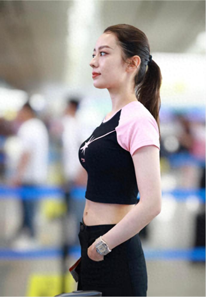 吉娜现身机场，上紧下松的穿搭秀出曼妙身姿，当妈后状态也太绝了