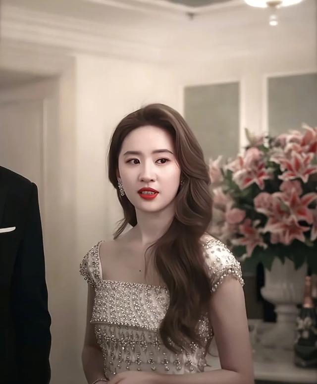 网友偶遇刘亦菲跟朱珠一家人逛街，两人因一起拍电视剧而成为闺蜜