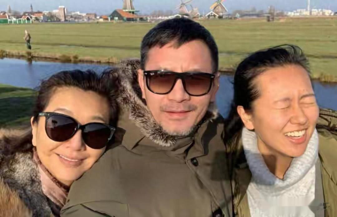 和王志文传绯闻，与靳东同居5年的她，为何转头嫁给二婚的田小洁