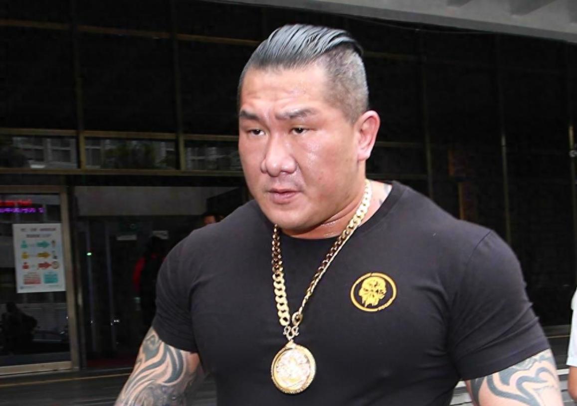 人设崩塌！台湾网红馆长爆粗骂大陆网友，还想在大陆捞金 10 亿？