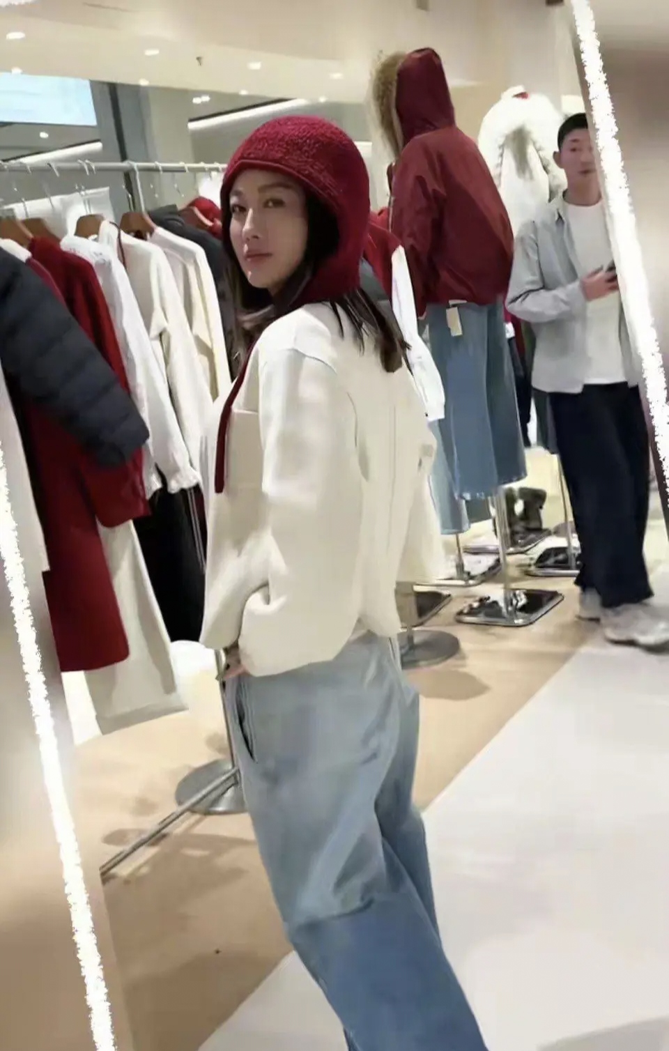 潘阳带妈妈年前买衣服,两人大包小包拎着,母女同框像姐妹超温馨