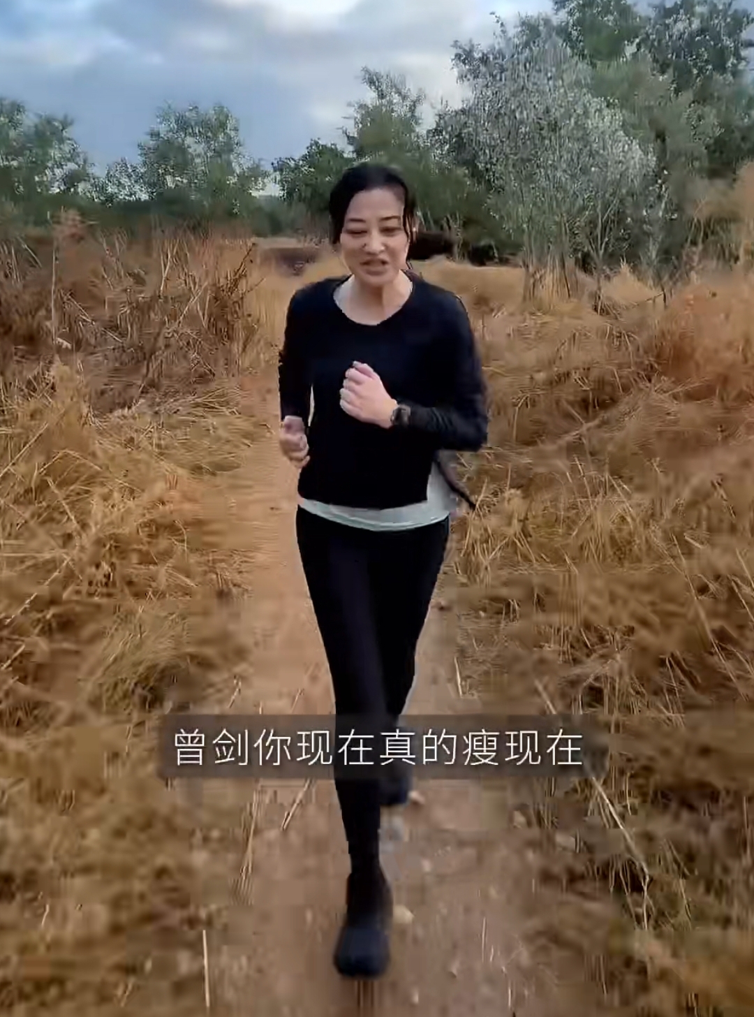 梅婷带老公野外晨跑,穿件单衣抱大树疗愈,50岁素颜显老有双下巴